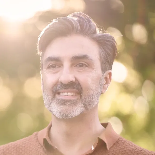 Tech support helping a customer remotely